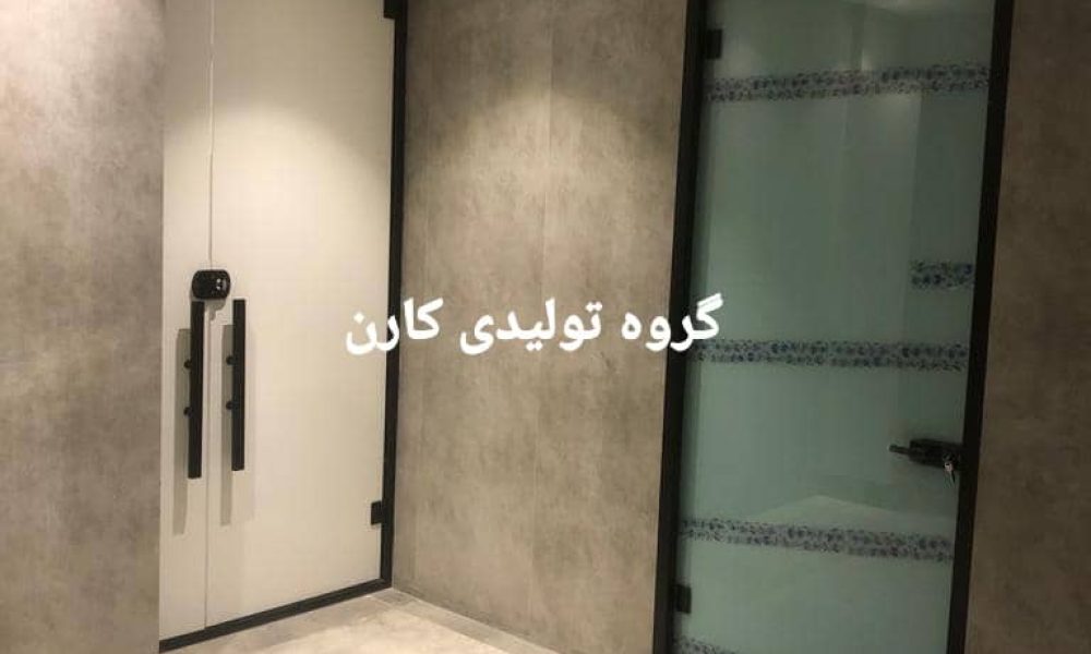 درب شیشه ای دارای سازه چهارچوب دار با شیشه رنگی